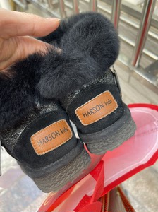 百丽童鞋棉靴,专柜400多买的,左脚前面磨破一点,还是很暖和