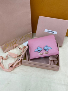miumiu缪缪全皮logo款蝴蝶结女士短款钱包小卡包,包装