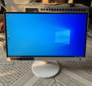 出一台飞利浦24寸无边框显示器,ips屏,99新,后面膜都没