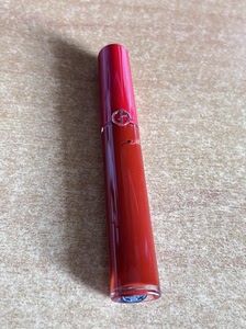 纪梵希口红405烂番茄色只涂过一两次吧