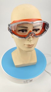 全新：劳保护目镜，镜片聚碳酸酯PC材质，有防雾涂层，可防雾，
