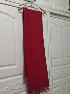 羊毛围巾，属于暗红色的，颜色很正