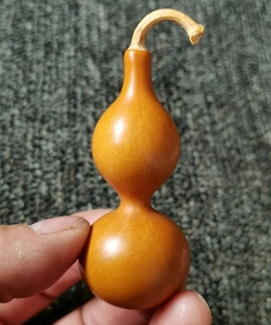 精品手捻葫芦,盘玩过三,五年历史,杨柳细腰,肚脐规则小巧,龙