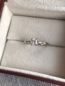 周大福18k白金迪士尼公主方钻戒女戒