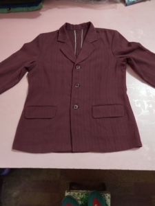 八十年代老式衣服枣红色三扣有亮亮的不知道是什么.约八成新无明