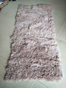 出售进口冰岛毛皮毛一体卷毛毯子，卷毛好看皮粉色，奶白色，就两