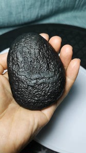 阿勒泰黑珍珠碳质陨石图片