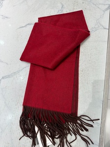 意大利设计的品牌安迪卡经典格子大红色纯羊绒围巾，喜庆感十足。