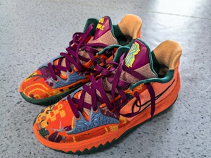 (nike耐克)欧文4篮球鞋,没怎么穿过,鞋底还很新.专柜购