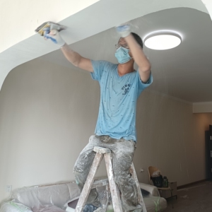 本人武汉油漆工干活的工人,刮腻子 打磨 滚涂乳胶漆 喷漆 自