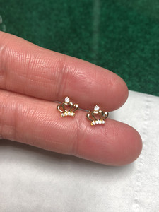 老凤祥18k皇冠钻石黄金色彩金耳钉au750