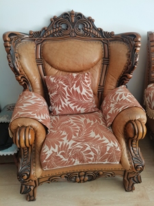 舒丽雅真皮沙发,纯实木的,后背和底座可分开.皮面用的磨损了