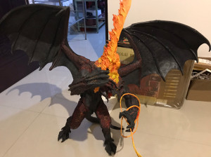 neca炎魔 两翅膀有开裂