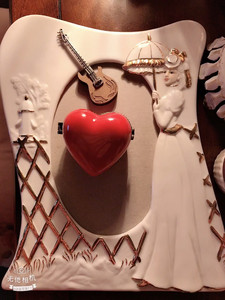 西洋宫廷女子古董陶瓷相框，正面如您看到是一个白衣洋裙女子，撑