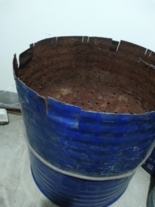 切割油桶,可以户外海边烧篝火,可以烧烤炉子,同城可以送货上门
