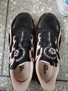 安踏旋钮气垫鞋鞋,不用系鞋带,是旋转的纽扣,不会系鞋带的孩子