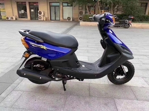 女士雅马哈摩托车.