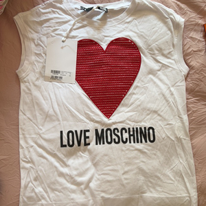 moschino短袖T恤38码全新，南京砂之船奥特莱斯商场买