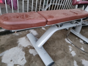 宝德龙健身器材卷腹凳,有1百斤左右,仅限上面自提.