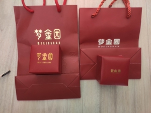 梦金园戒指盒四块一套,有手提袋.二手物品不退不换.