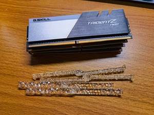 芝奇焰光戟3600c18 8g*2连号,京东购入,换了海盗船