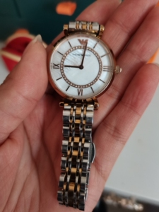 阿玛尼贝壳手表,女款,带了大约不到一年,盒子什么的都没了,不