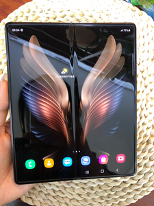 三星w2021,全网通5g商场展示机,机器是放在柜台上让顾客