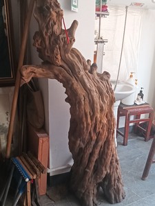 木质石榴树，年份三百年，孔雀造型。喜欢的联系。价格三千。
