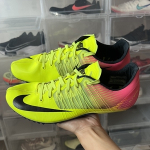 耐克钉鞋大白鲨