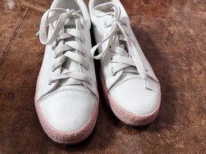 李宁爱心小白鞋 保证正品  穿了没几次 有点小 喜欢的直接拍