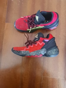 Adidas/阿迪大男童红色篮球鞋，全新 带鞋盒，保正品，在