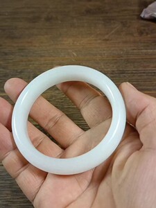 新疆哈密天山白玉手镯,圈口58mm,条宽15mm,条厚8.