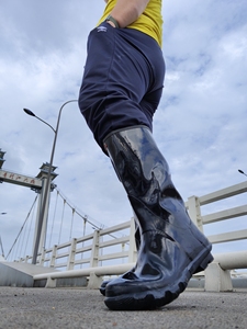 90年代的回力小红标橡胶高筒雨靴,筒比较窄,挺合脚.试穿了一