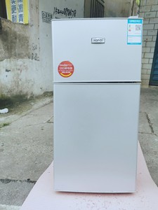 海尔旗下万爱牌98升冷藏冷冻家用小冰箱闲置一台，一天半度电，