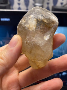 东海小土豆白水晶水冲石手把件108.8克