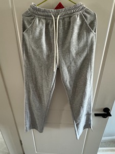 全新纯棉灰色运动裤，棉质穿着特别舒服，裤腿分叉设计，售出不退