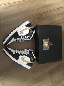 aj1 小黑金,几乎全新,上脚不超过5次,漆面完好鞋头略微褶