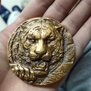 罗永辉虎年铜章,纯铜材质,直径60mm,品相完好,如图.