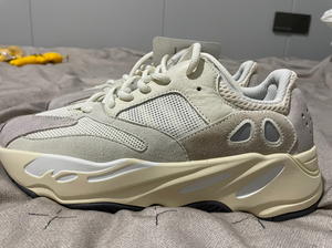 yeezy700灰白 42码全新无原盒 配盒发 g5 一些麂