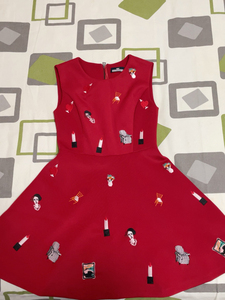 全新正红色杰西莱砍袖连衣裙，春秋冬款，可搭配衬衫和打底，尺码