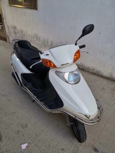 000人付款淘宝刚买一年五羊本田小公主踏板摩托车,改了前档,疝气大灯