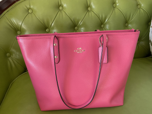 coach 蔻驰粉色托特包 购于夏威夷专卖店 皮质细腻柔滑又