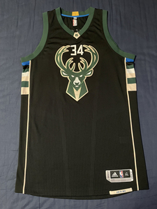 【欣赏】"字母哥"阿德托昆博雄鹿队大鹿头原版单标g球衣!非d