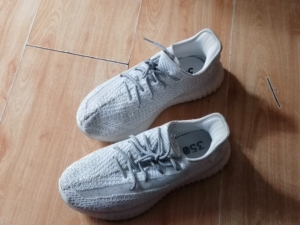 椰子350白满天星43码,鞋底纹路清晰.纯原巴斯夫真爆.