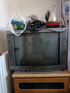 长虹大彩电,老式的大脑袋,不是29就是32寸的,依然能看.在