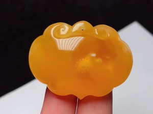 俄料琥珀蜜蜡蜜糖色精工平安锁吊坠 挂件 送证书