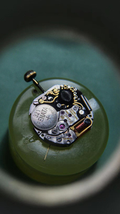 伯爵8p2石英机芯,机芯干净,正常走时.