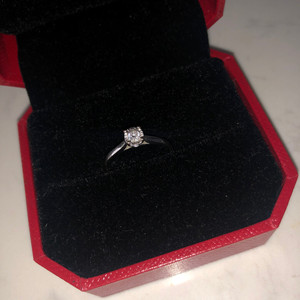 dbe女士钻戒 新旧程度 9成新 发票和专柜的小票都在 钻石
