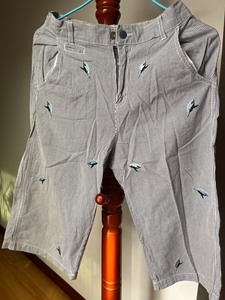 雀太郎男童纯棉七分裤，九新，衣服买多了，闲置了，有衣架造成的