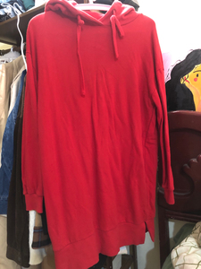 红色长卫衣，可以当裙子穿，配外套羽绒服都挺美的，穿一次九新，